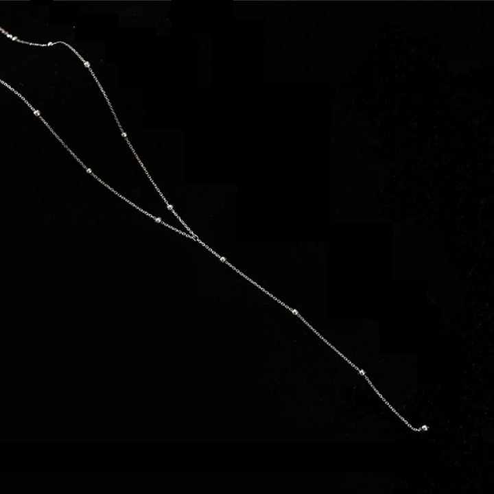 Náhrdelník s třásněmi na klíčové kosti