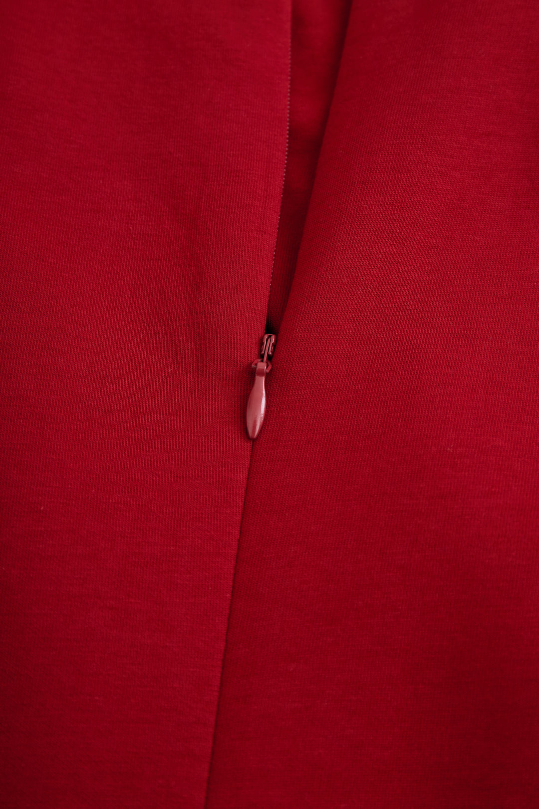 Ruby | Burgundská bezramínková midi šaty