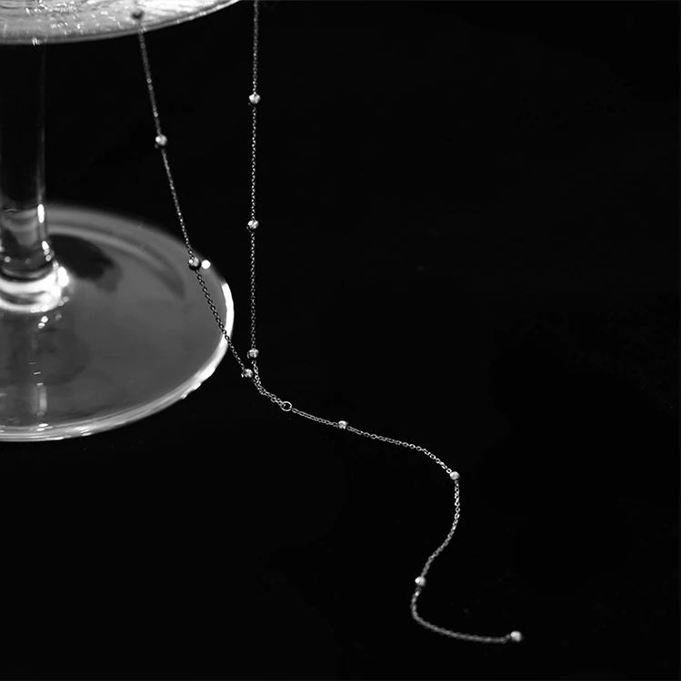 Náhrdelník s třásněmi na klíčové kosti